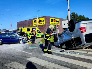 V Českém Vrbném se srazila dvě osobní auta. Jedno začalo po střetu hořet