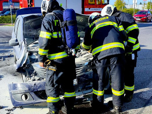V Českém Vrbném se srazila dvě osobní auta. Jedno začalo po střetu hořet