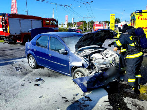 V Českém Vrbném se srazila dvě osobní auta. Jedno začalo po střetu hořet