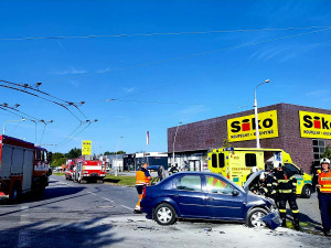 V Českém Vrbném se srazila dvě osobní auta. Jedno začalo po střetu hořet