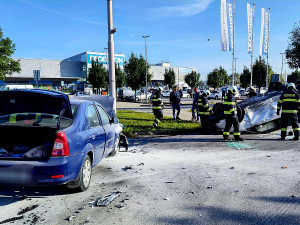 V Českém Vrbném se srazila dvě osobní auta. Jedno začalo po střetu hořet