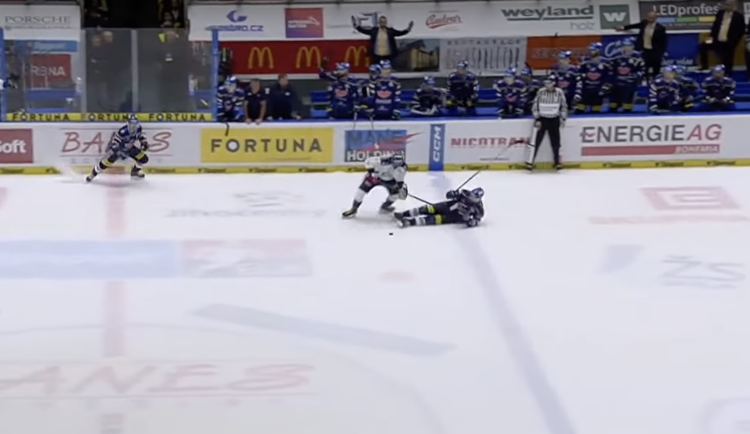 Hokejový obránce Doudera přijde o 10 procent platu za přihraný pád.