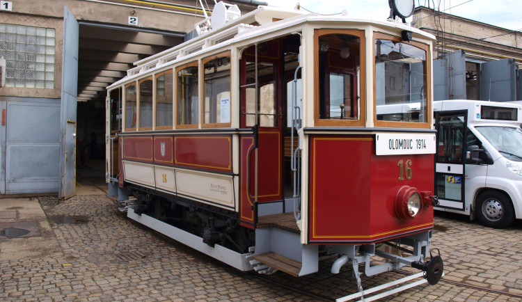 Do Olomouce se po 24 letech vrací historická tramvaj číslo 16. Třicet let sloužila jako zahradní domek