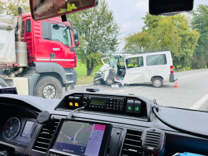 Při střetu dodávky s náklaďákem se vážně zranil jeden z řidičů