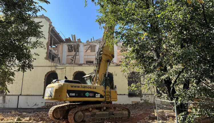 Technika demoluje část kulturního domu.