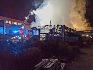 Hasiči zasahovali u požáru haly v Jindřichově Hradci. Příčina je v šetření