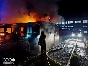 Hasiči zasahovali u požáru haly v Jindřichově Hradci. Příčina je v šetření