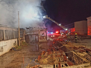 Hasiči zasahovali u požáru haly v Jindřichově Hradci. Příčina je v šetření
