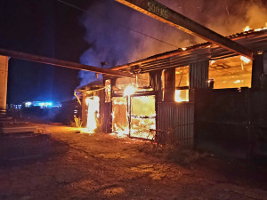 Hasiči zasahovali u požáru haly v Jindřichově Hradci. Příčina je v šetření
