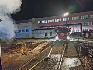 Hasiči zasahovali u požáru haly v Jindřichově Hradci. Příčina je v šetření