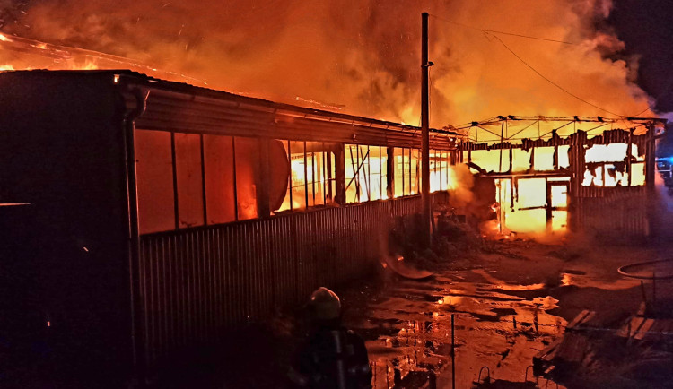 Hasiči zasahovali u požáru haly v Jindřichově Hradci. Příčina je v šetření