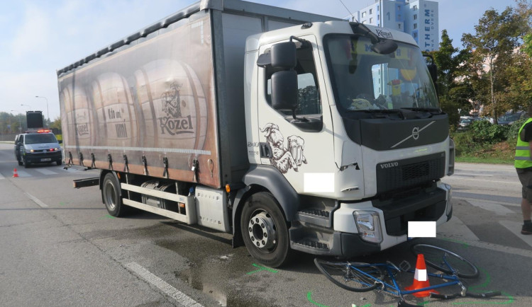 Policie hledá svědky zářijové nehody, při které se srazil náklaďák s cyklistou