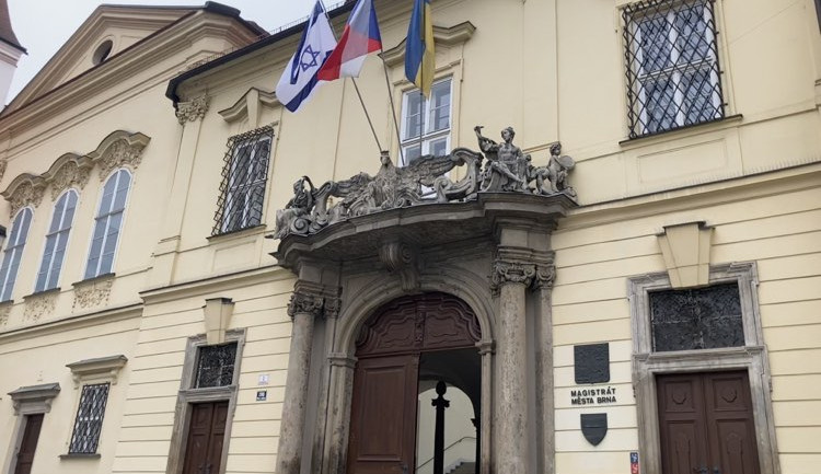 Brno má na radnici tři vlajky. Po české a ukrajinské přibyl prapor Izraele