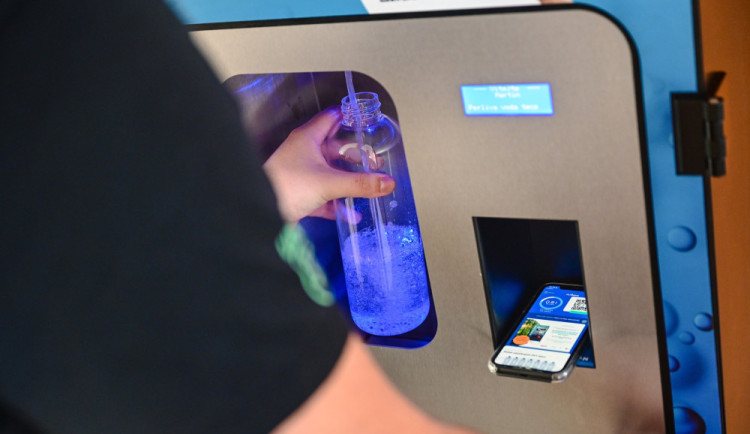 Správa železnic nabídne cestujícím na nádražích pitnou vodu zdarma. Jen s aplikací a půl litru na den