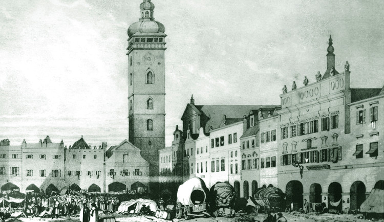 Na obrázku severovýchodního koutu náměstí z poloviny 19. století je asi hlavně zachycen trh, ale současně dobře Černá věž a hotel U Tří kohoutů vpravo.
