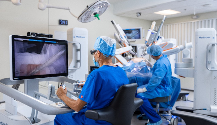 České nemocnice by mohly začít využívat nového operačního robota
