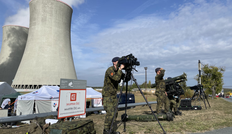 Elektrárnu v Dukovanech střežila armáda. Přivezla nejmodernější rušičku a ničila drony