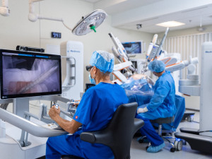 České nemocnice by mohly začít využívat nového operačního robota
