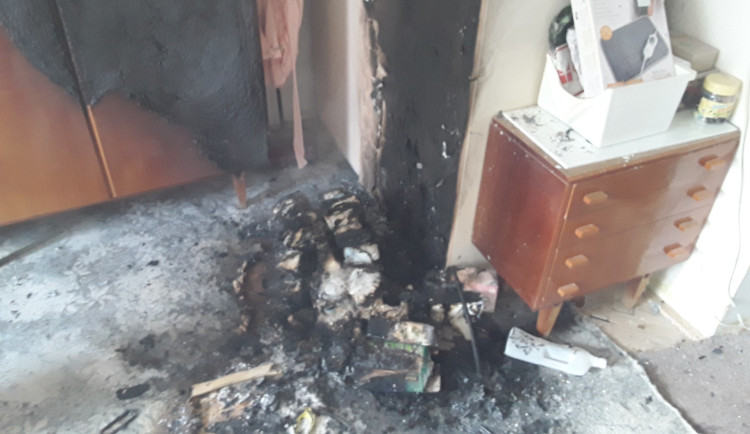 Při požáru bytu v Šumperku se jedna osoba nadýchala kouře a popálila se. Hořela šatní skříň