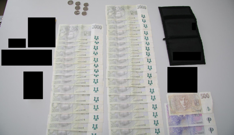 Trestně stíhaný muž ztratil peněženku se 70 tisíci. Peníze policie zabavila