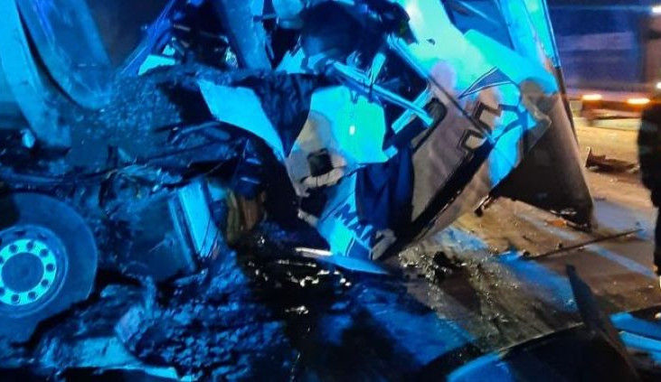 Provoz na dálnici D1 na Přerovsku byl ve směru na Olomouc přerušený. Srazila se dvě nákladní auta