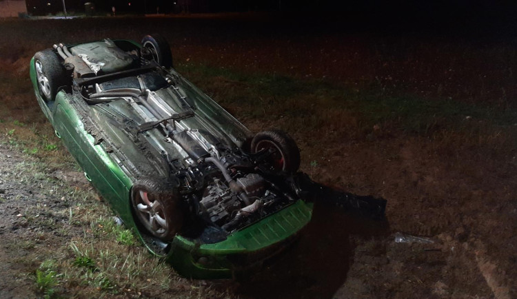 Řidič na rovné silnici převrátil auto na střechu, poté nadýchal 1,8 promile