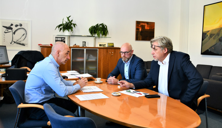 Zleva: Hejtman Martin Kuba (ODS), expert na školství Robert Plaga a náměstek hejtmana a poslanec Pavel Klíma (TOP 09).