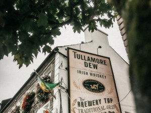 Tullamore není velký ale o zábavu budete mít postaráno. Nezapomeňte navštívit jeden z lokálním pubů