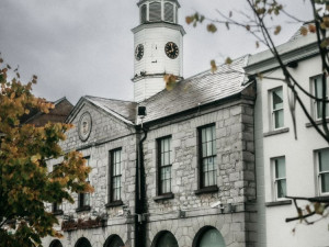 Městečko je ukázkou tradičního irského venkova. Žije svým tempem a výroba whiskey promlouvá do místního dění