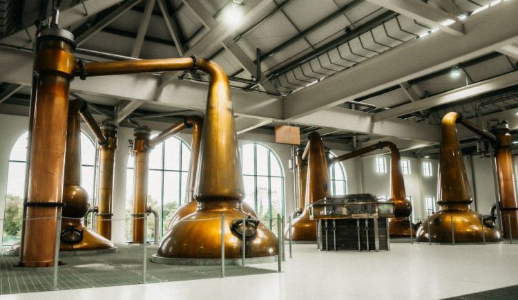 Samozřejmě nemůžete vynechat prohlídku palírny Tullamore DEW. Ta je postavená nově a stojí za návštěvu