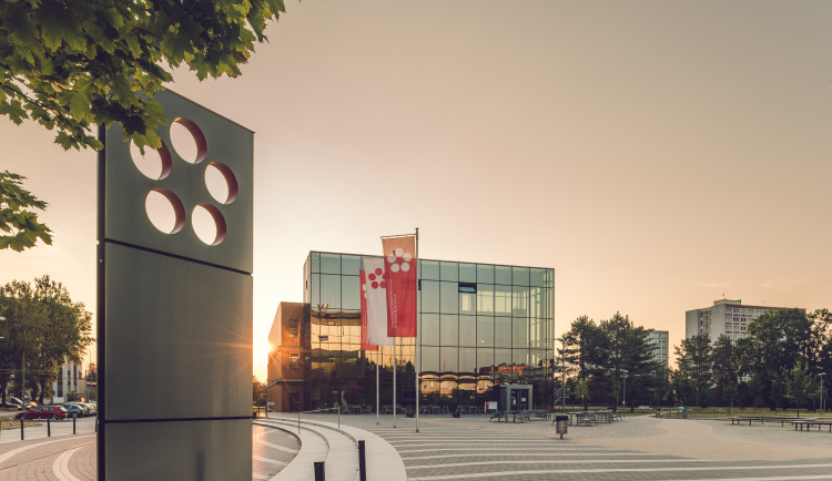 O funkci rektora Jihočeské univerzity usiluje prorektor a děkan