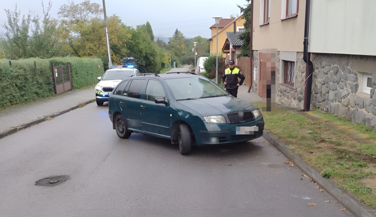 Zdrogovaný muž jel požádat o ruku svou přítelkyni. Během cesty ale havaroval