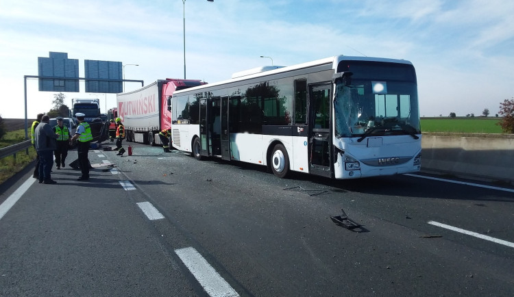 Dálnice z Prostějova na Olomouc byla uzavřená kvůli havárii čtyř vozidel. Policie dopravu odkláněla