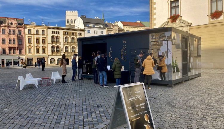 Jaké je navštívit kavárnu jako nevidomý? Unikátní zážitek nabízí Kavárna POTMĚ