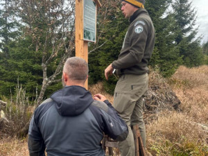Turisté chodili i kam neměli. V centrální části NP Šumava platí nově omezení vstupu do jádrového území tetřeví populace