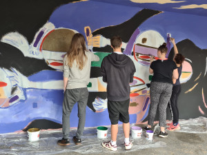 Dopravní podnik nechal konečné zastávky vylepšit graffiti