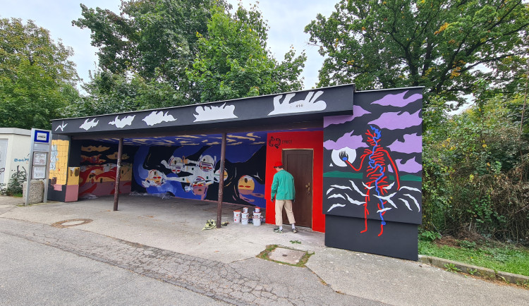 Dopravní podnik nechal konečné zastávky vylepšit graffiti