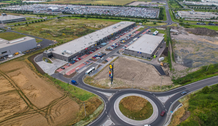 Retail parky nabízejí pohodlnější a rychlejší nakupování. Jeden vyroste u Lišova, v Třeboni, či ve Vimperku. Na fotce je retail park v Kolíně.