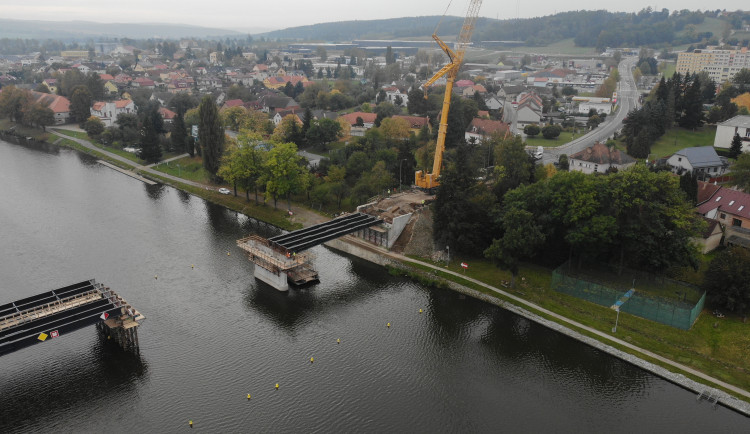 FOTO: Výstavba mostu v Týně nad Vltavou pokračuje