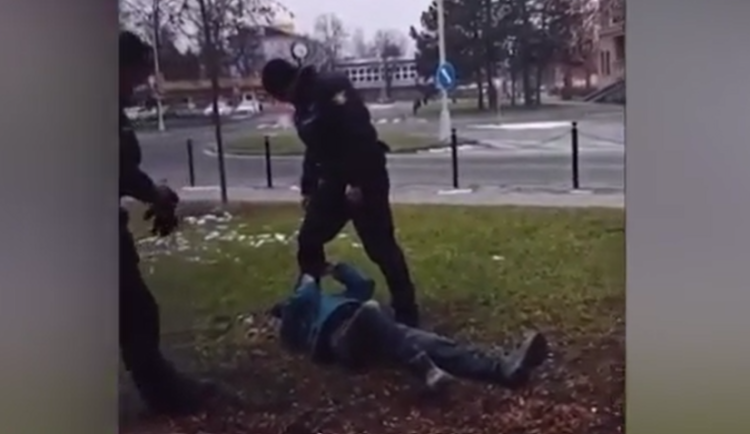 Policie obvinila strážníka, který v Lipníku nad Bečvou napadl ležícího opilce. Stál mu na hlavě