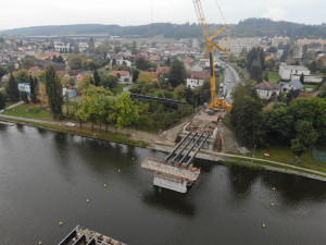 FOTO: Výstavba mostu v Týně nad Vltavou pokračuje