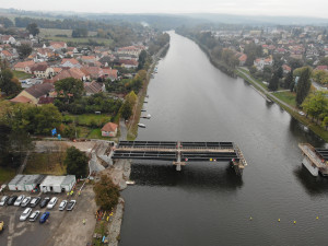 FOTO: Výstavba mostu v Týně nad Vltavou pokračuje