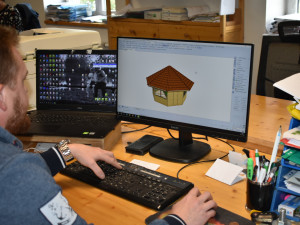 Nové stánky na adventní městečko vyrábí v Jílovicích. Za tři týdny budou hotové