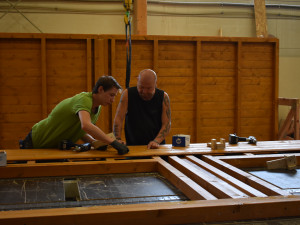 Nové stánky na adventní městečko vyrábí v Jílovicích. Za tři týdny budou hotové