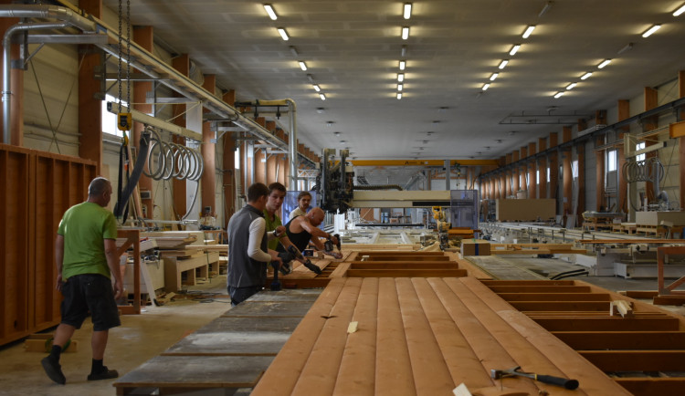 Nové stánky na adventní městečko vyrábí v Jílovicích. Za tři týdny budou hotové
