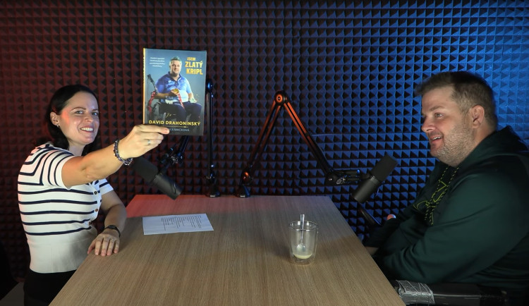 Dva paralympijští vítězové, zakladatel pražírny Kmen nebo pyrotechnici z EOD týmu – to jsou hosté Podcastu na Okružní