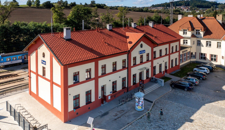 Opravená nádražní budova v Písku.