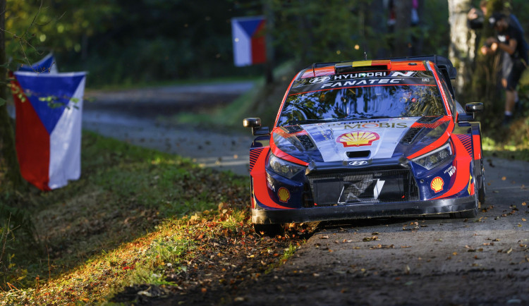 Středoevropskou rally zahájila dvojice diváckých zkoušek. Do soutěže vstoupil nejlépe Belgičan Thierry Neuville