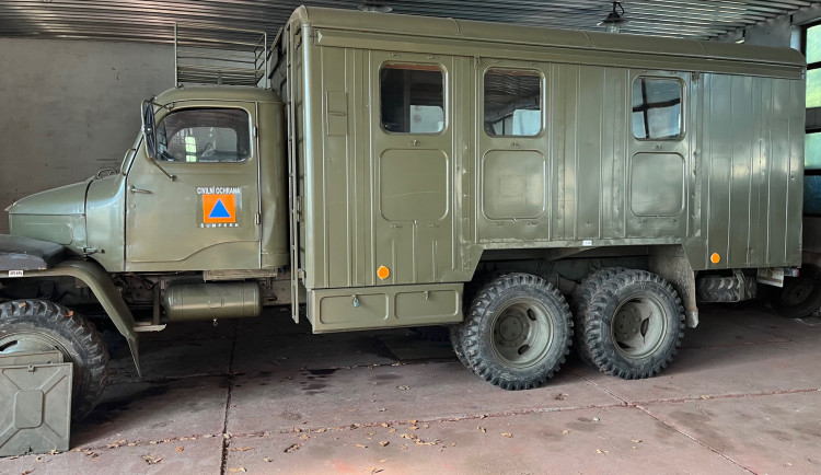 Je libo legendární vétřiesku, polní WC či elektrocentrálu? Šumperk draží vyřazený materiál civilní ochrany