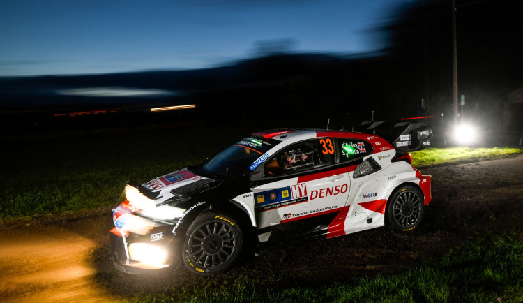 První etapu Středoevropské rallye ovládl Fin Rovanperä, jednu zkoušku zrušili pořadatelé kvůli divákům.